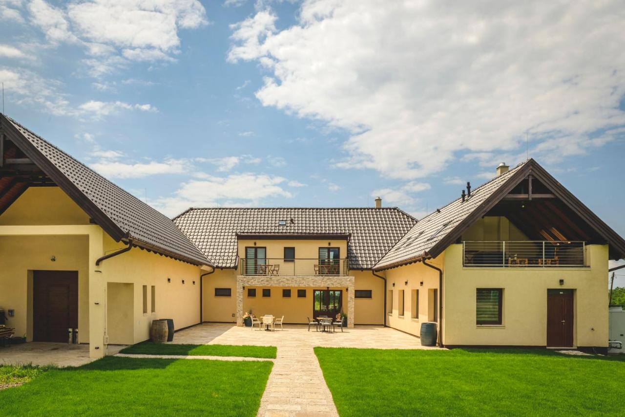 Gyöngyös Dominium Pinceszet Es Panzio B&B 외부 사진